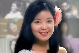 1981年，邓丽君当众亲吻过一位士兵，后来这士兵三天只洗半边脸图片