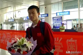 天才往往被人视为疯子，学神韦东奕就餐近照曝光，令众人唏嘘不已图片