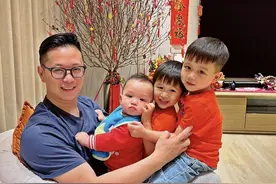 胡杏儿为丈夫庆祝父亲节，李乘德一人怀抱三子，兄弟仨颜值均在线图片