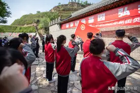吕梁党史研学基地，48名高中生宣誓入团图片
