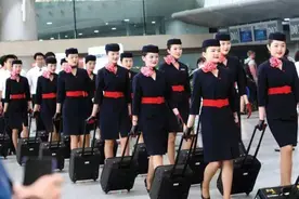 空姐上下飞机为什么一定要拉一个行李箱？里面到底装的是什么呢？图片