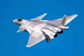 歼20警巡东海，外机闯入防识区，我军坚决捍卫领空，对其识别查证图片