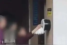 重庆大妈火了：大妈们公厕外组团排队狂抽厕纸，一次性抽取百多张图片