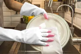 很多人洗碗不用洗洁精，还说洗洁精是“害人精”，这是真的吗？图片