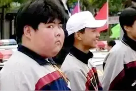 2003年因一表情火爆全网的小胖，闯荡娱乐圈近10年，现退圈当老板图片