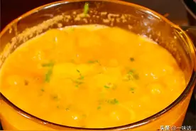 广东人是这样煮海鲜砂锅粥的，米香浓稠味道鲜美，天气冷了喝起来图片