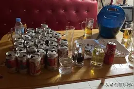 柬埔寨2名男子喝霸王酒逃跑，称要老板娘陪睡才会买单图片