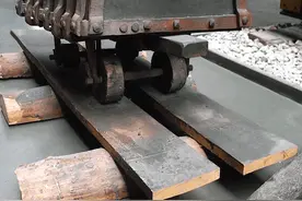 火车轨道为何宁愿用生锈的铁，也不用不锈钢？科普火车轨道谜团图片