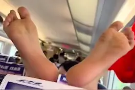 女孩乘高铁光脚搭前排座椅，不断晃动，前座乘客：只因我调了座椅，家长不管不顾，准备找列车长才放下图片