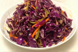 凉拌紫甘蓝，焯水还是用盐腌，大厨教你正确做法，清脆爽口不发黑图片