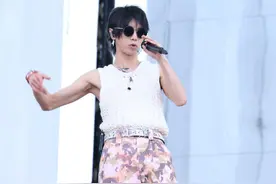 华晨宇演唱会唱了三句，粉丝欢呼，众人心疼：原来误会他了图片