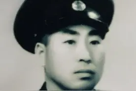 伪军打扫战场，发现一八路军还活着，小声说：忍着别动，一会就走图片