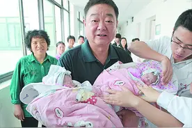 2010年，生下试管双胞胎的60岁大妈，现坦言：如有来生我不会再要图片