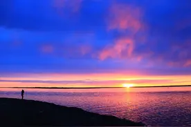 当一个人没有朋友，却还喜欢独来独往时，这意味着背后有3件事图片