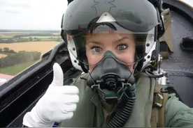 女司机的锅？美军F35C战机航母坠机，网称女飞行员着舰闯大祸图片