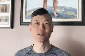 63岁周比利庆祝香港回归25周年！两鬓斑白，定居加拿大越老越面善图片