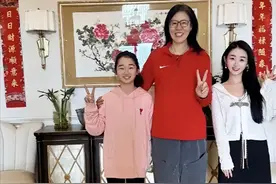 65岁郎平美国过年，头发白了、面相更自然，“医美痕迹”不见了图片