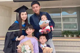 又一位港姐硕士毕业！一边带3个娃一边读书太上进，幼子才3个月大图片