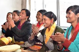 苦等200年，达曼族终于加入中国籍，如今感恩祖国家家户户挂国旗图片