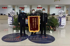 襄阳交警跨省协调二手车“交易难”图片