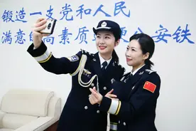 晒一晒，看看谁家的警礼服拍得最好看！图片