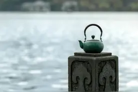 人间四月天，铜壶温，瑞鹤起，把春天一饮而尽图片