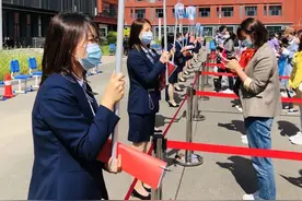 哈尔滨中小学新生家长，全程见证“一键式”分班图片