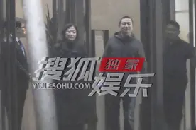 梅婷挽老公手等车超甜蜜 素颜会友状态松弛图片