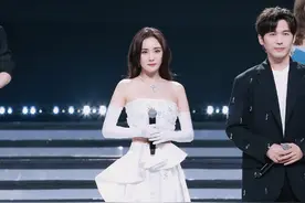 网络视听盛典众星云集，杨洋、迪丽热巴合唱歌曲，肖战镜头被删除图片