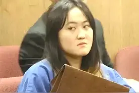 她拿烟头烫同学，逼吃头发，法庭上：快点判，我下个月过生日呢图片