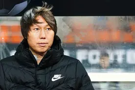 李铁搞钱是真的，怪不得带领国足出不了线，一年收入至少1亿以上图片