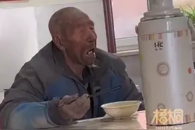 老人满身灰进店只喝汤，女子暖心替其买盒饭：老板娘称对方是孤寡老人，无儿无女图片