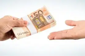 亲戚借钱我从不打愣，我盖房缺钱时，他们倾力相助让我感动图片