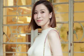 46岁佘诗曼新恋情疑曝光！回港照顾生病老母，帅哥贴心陪伴左右图片