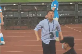 真怒了！谢晖赛后情绪失控，喷脏话怼大连球迷，这是想主动下课？图片