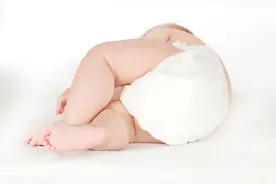 宝宝穿尿不湿，怎么还湿了一床？原来是这样图片