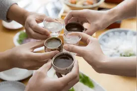 中年男人去酒局，千万别犯3个毛病，轻则遭人烦，重则“丢老脸”图片