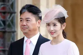 刘强东：49岁拼三胎，与“奶茶妹妹”结婚8年，老来得子意气风发图片