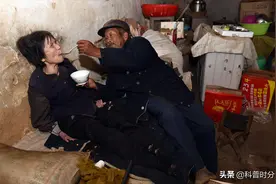37岁山东汉子花20元娶瘫痪妻，用汤勺喂49年，妻子为报恩高龄产子图片