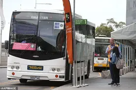 澳3名青少年坐公交拒戴口罩, 竟暴打司机! 致对方昏迷, 被紧急送医图片