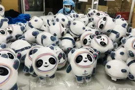 “冰墩墩”工厂员工也没有“冰墩墩”只能“上班加紧干”图片