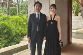 施伯雄带娇妻参加婚礼，吴千语穿挂脖裙好漂亮，男帅女美配一脸图片