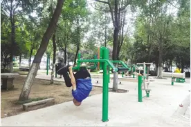 南阳日报百名记者走基层丨单杠、双杠是市民喜欢的运动，但市区却难觅踪影——想玩单双杠，咋就这么难？图片