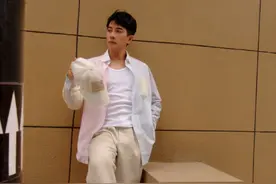 刘恺威高调秀恩爱，送李晓峰饼干一起吃美食，交往7个月愈发甜蜜图片