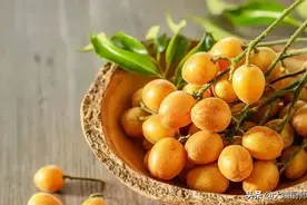 晒黄皮干万不可焯水！母亲教我一招，酸甜可口有嚼劲，放半年不坏图片