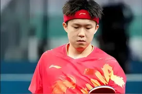 王楚钦球拍风波后续，现场录像曝光，裁判用手压拍行为引发质疑图片