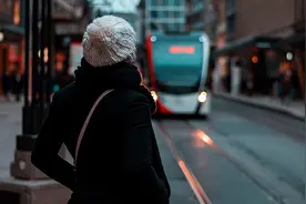 故事：被迫相亲我不情愿，看见来人我却乐了，是大十岁的暗恋男神图片