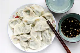 调芹菜饺子馅，切忌加一堆调料，教你正确做法，鲜嫩油润又多汁图片