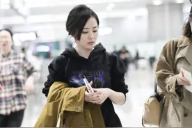 张靓颖也难逃“发腮”，脸盘略显圆润，穿卫衣配小黑裤却还挺好看图片