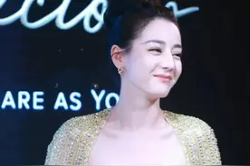 热巴亮相活动大秀美背，跟秦岚同框显壮，工作室为显苗条P歪背景图片
